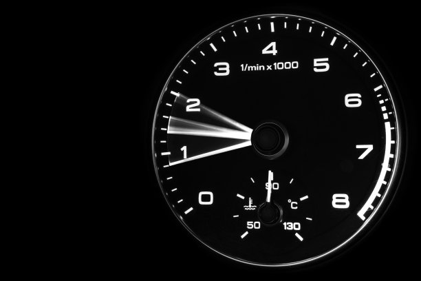 一辆车的速度计的特写镜头。汽车仪表板。仪表盘细节与指示灯。汽车仪表盘。带有速度计、转速计、里程表的仪表盘。汽车详细。黑色和白色图片下载