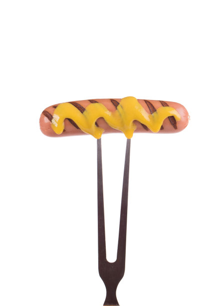 用叉子烤香肠。图片下载