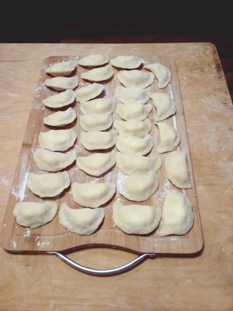 饺子放在木板上面粉。生的冻结。传统的感恩节大餐。图片下载
