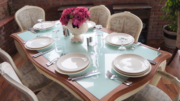 空的早餐桌上图片下载