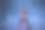 这个金发女郎，一个聪明的精灵，走在一片迷雾笼罩的幽暗森林里。天冷，雪散开了。公主穿着紫色的裙子，穿着带兜帽的斗篷。蓝色阴影的艺术照片图片下载
