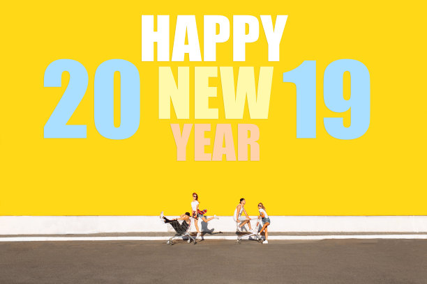 朋友们去推车，附近的超市，一群年轻人坐推车，情侣们在阳光明媚的天气里嬉戏，心情好。图像与文本。新2019年。素材图片