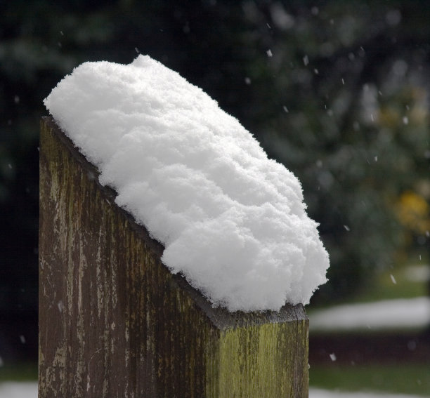 栅栏柱上的雪图片下载