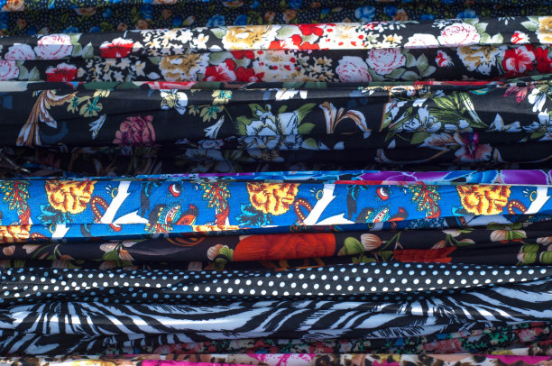 纹理背景,模式。不同的布料堆放在桌子上图片下载