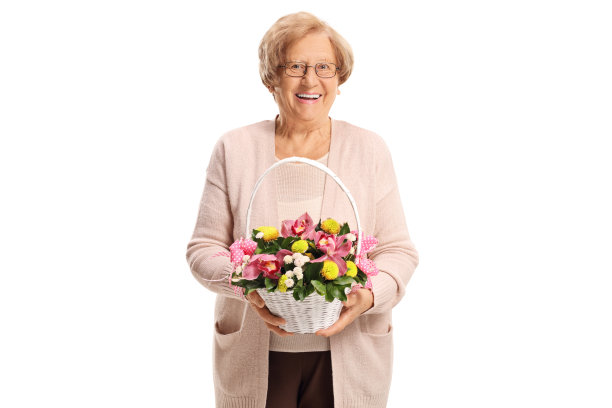 一位老妇人拿着一个花篮图片下载