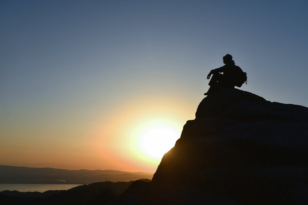 日出是宁静而愉快的一天图片下载