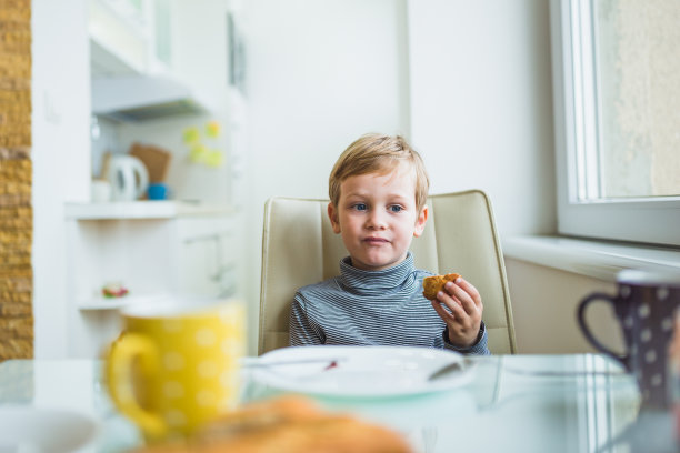 可爱的男孩吃早餐图片下载
