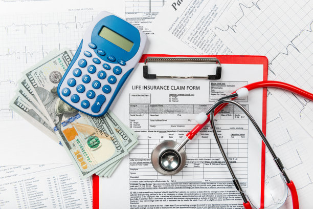 健康保险申请表与钞票和听诊器的概念图片下载