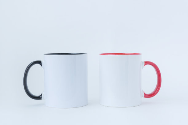 两只红黑两色把手的白杯子图片下载