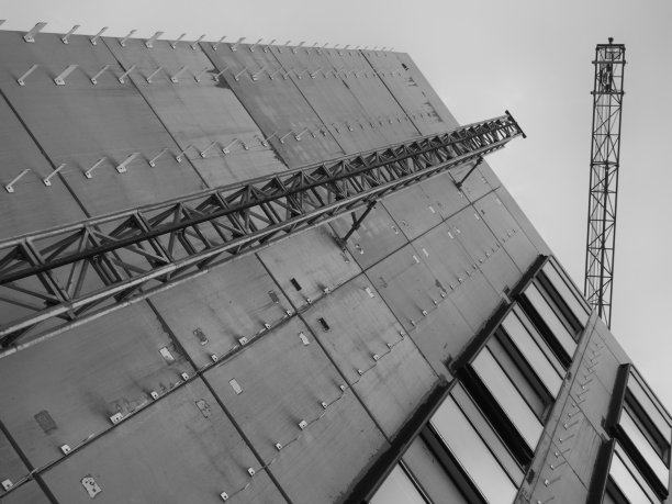 一个正在建设的大型高层建筑的角度透视与起重机图片下载