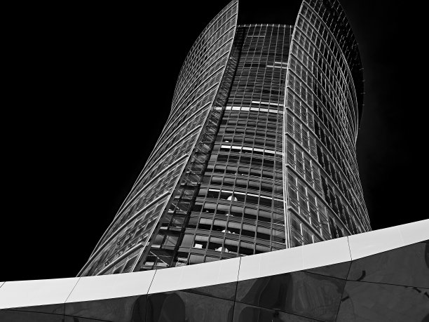 黑色背景下的高层办公大楼图片下载