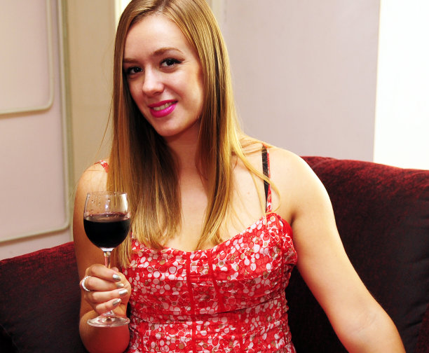 年轻女子品尝红酒图片下载