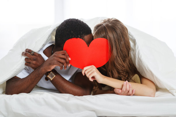 情人节。新婚燕尔，床上鲜花盛开图片下载