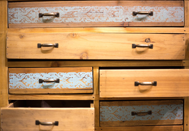 有些凌乱的木柜和开/关的抽屉图片下载