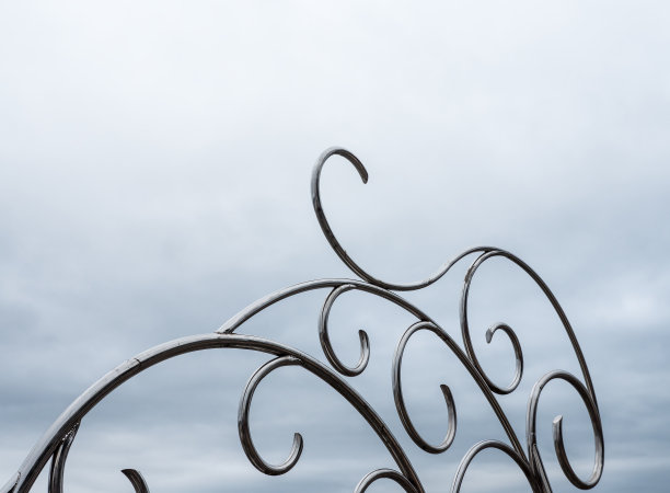 不锈钢雕塑在轻雾中。图片下载