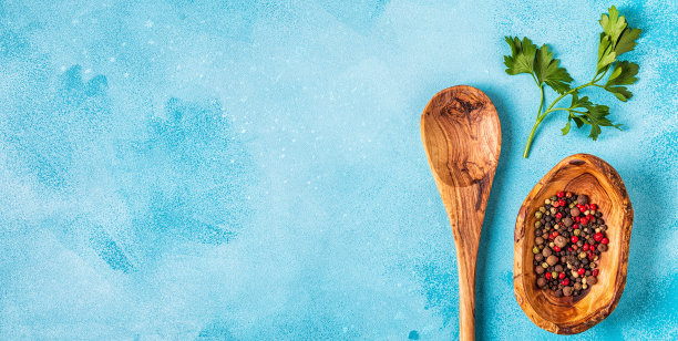 香料和香草用木勺图片下载