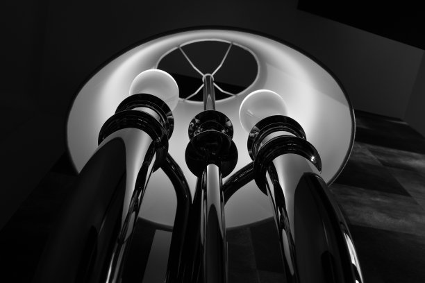 室内装饰有金属铬元素。图片下载