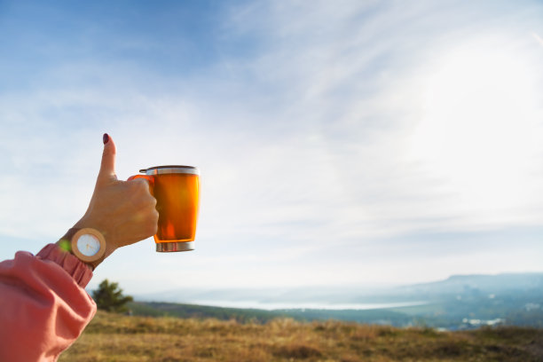 女孩表现得像拿着温度计。图片下载