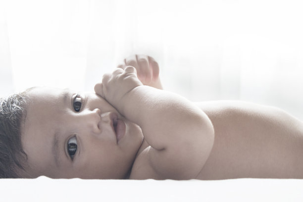婴儿躺在床上图片下载