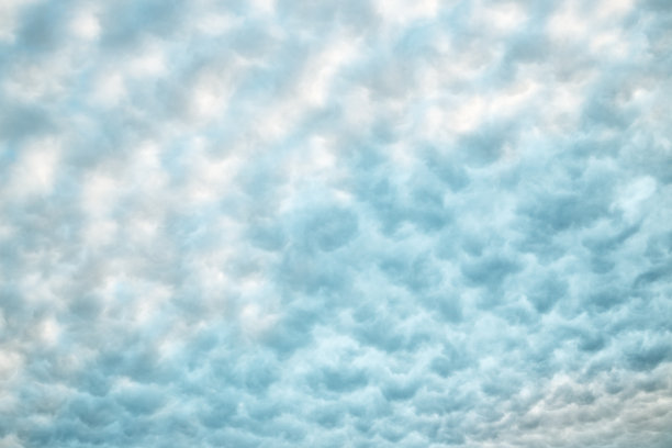 柔软蓬松的白色和淡蓝色云彩抽象的背景或卷积云纹理。图片下载