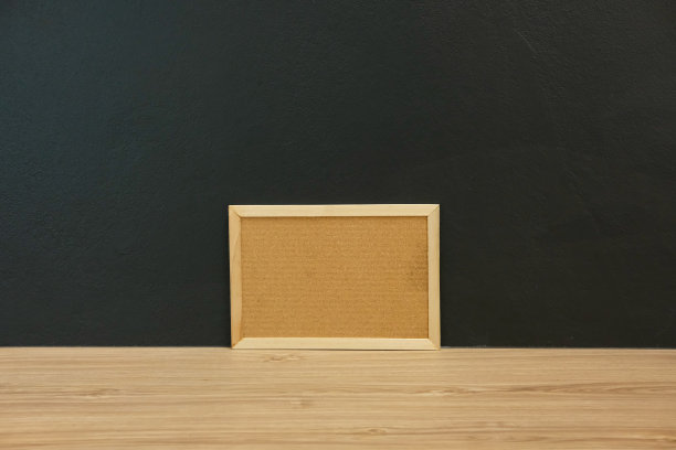 木桌上的空白软木板。公报软木板图片下载