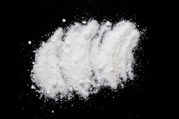 黑色背景上的盐图片下载