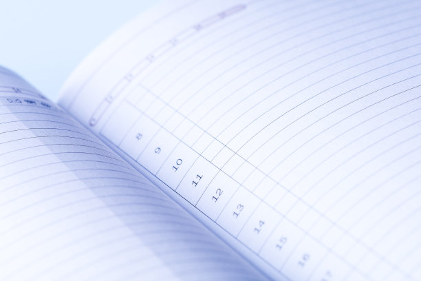 清除页上未注明日期的日记。蓝色的光落在每日计划的编号线上。待办事项清单。图片下载