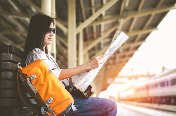 年轻的旅行者与街道建筑的背景地图图片下载