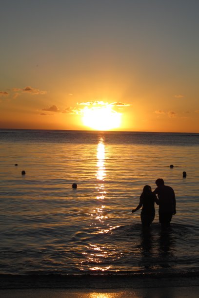 夫妇在日落时分图片下载