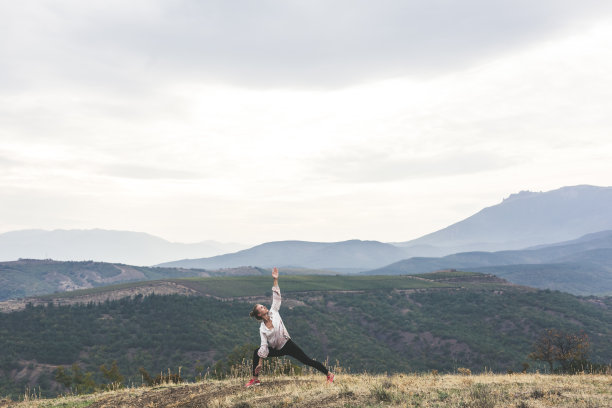 女人在山里锻炼图片下载