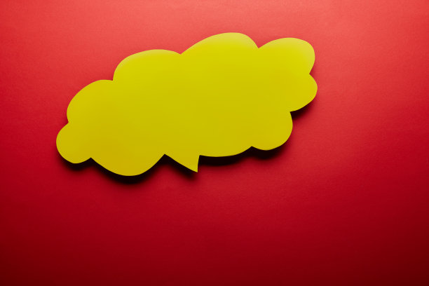 顶视图的空虚的思想泡沫上的红色背景图片下载