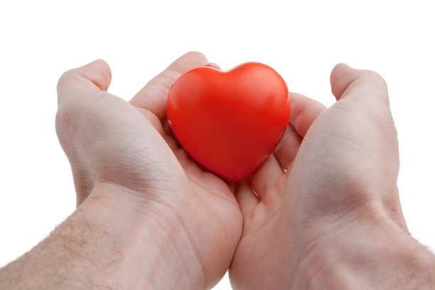手中拿着的心图片下载