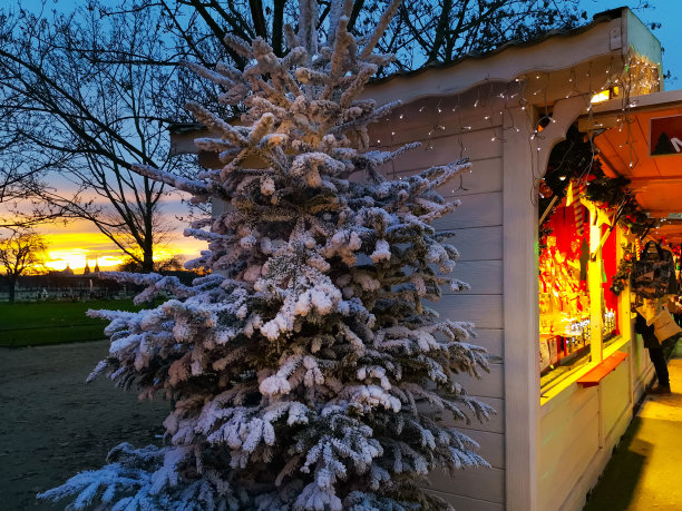 法国巴黎——2018年12月5日:巴黎杜乐丽花园圣诞集市图片下载