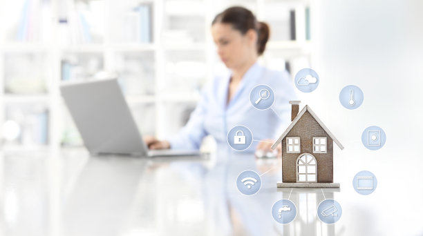 智能家居自动化概念屋和符号在桌面与女人和电脑在背景网络横幅和复制空间模板图片下载