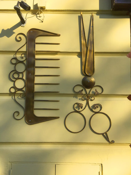 装饰剪刀和梳子在建筑物的墙上图片下载