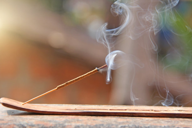 熏香和烟从熏香燃烧。美丽的烟雾。模糊的背景和设计与复制空间图片下载