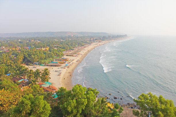 Arambol海滩。从天空看，从上面看，航空照片，观点。海滩的景色。长长的美丽的海滩，俯视图。人们在海滩上散步，放松图片下载