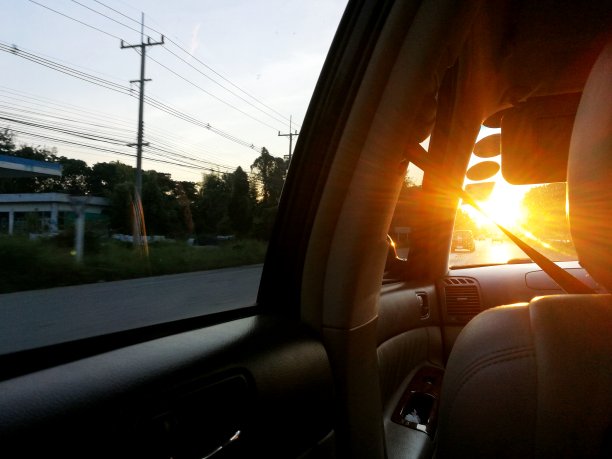傍晚透过汽车挡风玻璃的阳光图片下载