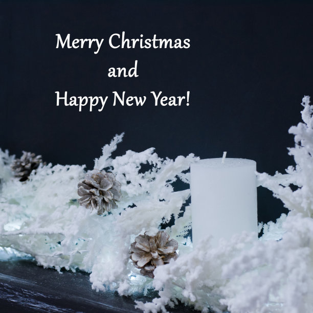 圣诞作文与蜡烛和一棵白色圣诞树。图片下载