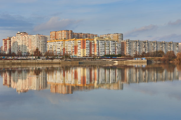 克拉斯诺达尔西部住宅区及其在库班河日落时的倒影图片下载