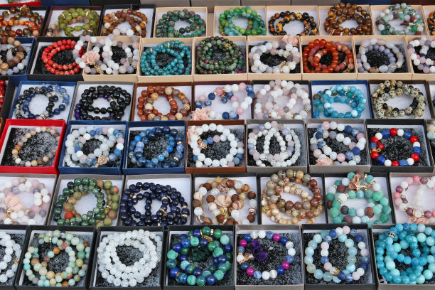 集市上，由圆形石头和玻璃制成的珠子和手镯在街上有售图片下载