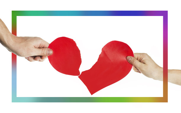 人们的手撕心裂肺在一个彩色的框架。情人节的概念。撕裂的心。孤立的背景图片下载