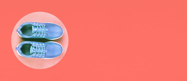 蓝色运动鞋上的多色柔和的表面。俯视图，时尚风格。2019年的颜色。图片下载