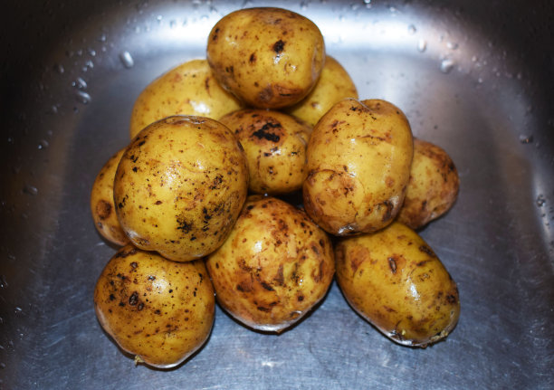 洗过的土豆块茎。用土豆烹制菜肴。图片下载