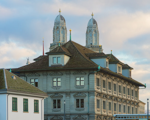 12月中旬的黄昏，苏黎世历史悠久的建筑，背景是格罗斯蒙斯特大教堂的塔楼。图片下载