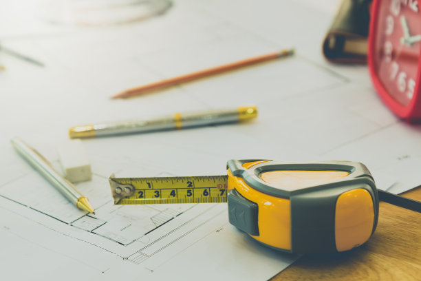 用钢笔和铅笔测量工具描绘蓝图、建筑概念图片下载