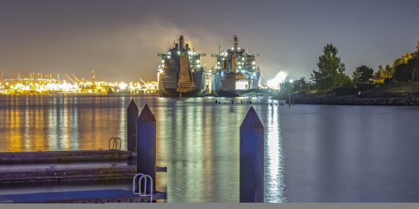 码头和小船上的反射海在塔科马WA图片下载