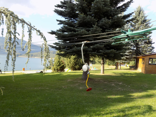 夏天在湖边旅游胜地的滑雪缆车图片下载