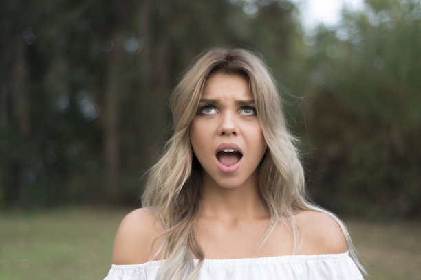 一个焦虑的年轻女人的肖像，脸上带着震惊的表情图片下载