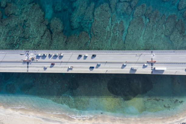航拍美丽海洋上的一座桥。图片下载